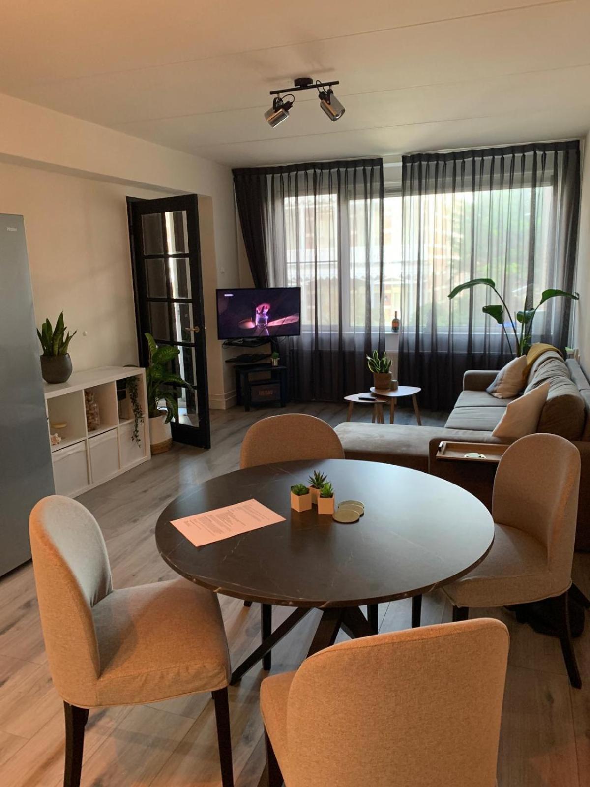 The Scheveningse Meisjes Den Haag